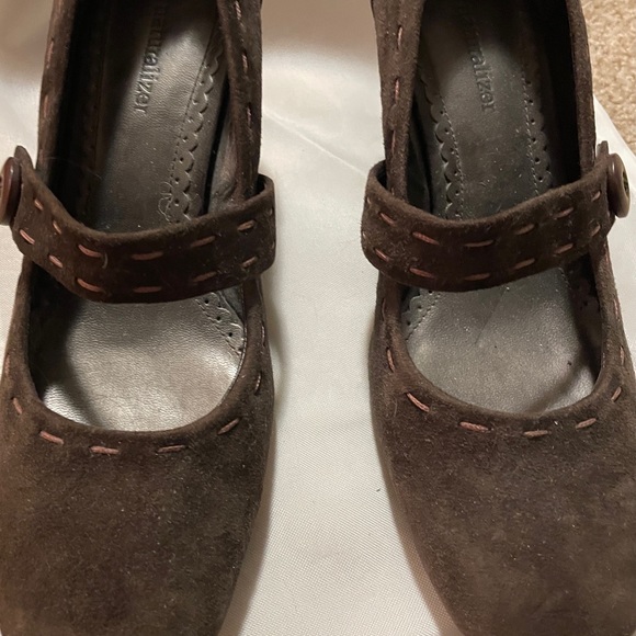 Woman’s size 7 suede spool heels - Picture 5 of 7